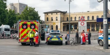 Personale di soccorso con ambulanza e polizia davanti alla stazione di Augusta.