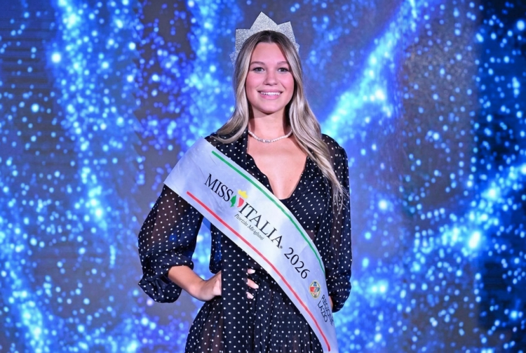 Una giovane donna sorride con fascia "Miss Italia 2026" e corona. Miss Italia 2026 è Sarah Rizea, la 18enne nuotatrice azzurra delle Fiamme Oro