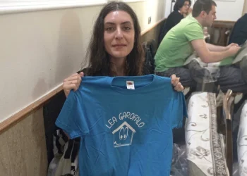 Ilaria Ramoni mostra maglietta blu con scritta Lea Garofalo.
