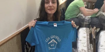 Ilaria Ramoni mostra maglietta blu con scritta Lea Garofalo.
