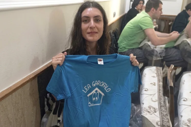 Ilaria Ramoni mostra maglietta blu con scritta Lea Garofalo.