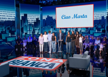Giuseppe Brindisi con pubblico e giovani ospiti in studio televisivo "Zona Bianca". Dalla passione per la comunicazione all'ingresso a Mediaset: chi era Marta, la dipendente precipitata dagli studi di Cologno Monzese