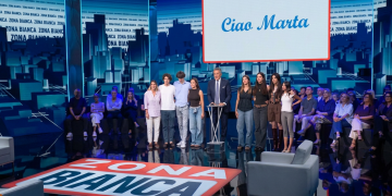 Giuseppe Brindisi con pubblico e giovani ospiti in studio televisivo "Zona Bianca". Dalla passione per la comunicazione all'ingresso a Mediaset: chi era Marta, la dipendente precipitata dagli studi di Cologno Monzese
