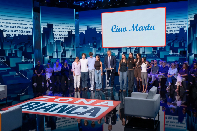Giuseppe Brindisi con pubblico e giovani ospiti in studio televisivo "Zona Bianca". Dalla passione per la comunicazione all'ingresso a Mediaset: chi era Marta, la dipendente precipitata dagli studi di Cologno Monzese