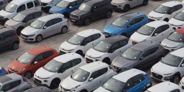 Nuove automobili di vari modelli parcheggiate in fila, pronte. Bollo auto 2027, decreto in Gazzetta: esenzione finanziata con 1,7 miliardi da economie Pnrr