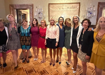 Senatrici in minigonna contro Tajani: la protesta sfida le scuse del ministro