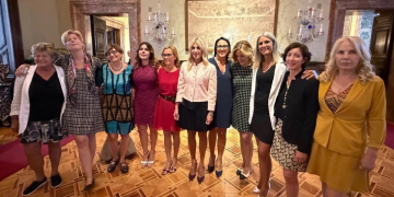 Senatrici in minigonna contro Tajani: la protesta sfida le scuse del ministro
