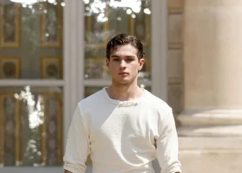 Influencer "Clavicular" incriminato per violenza su minorenne: alcol e dirette social al centro