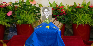 Bara avvolta in bandiera europea e ritratto bianco e nero di Emma Bonino. I funerali di Stato di Emma Bonino in Campidoglio: Mattarella e Meloni accompagnano il feretro
