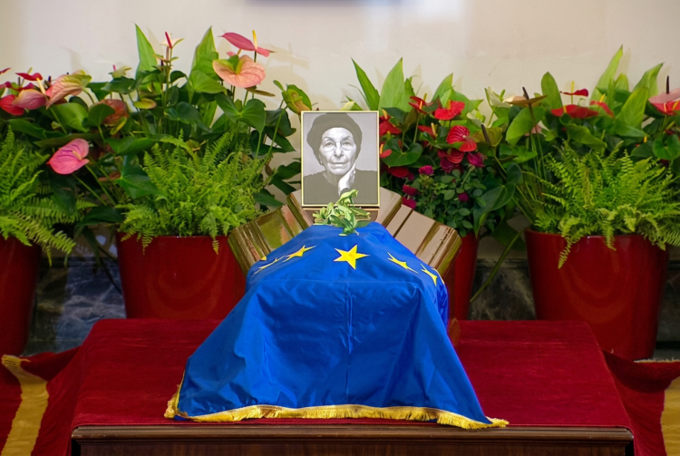 Bara avvolta in bandiera europea e ritratto bianco e nero di Emma Bonino. I funerali di Stato di Emma Bonino in Campidoglio: Mattarella e Meloni accompagnano il feretro