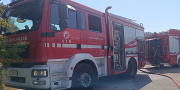 Due camion dei Vigili del Fuoco, un pompiere sul retro. Incendio a Taormina, case evacuate: il sindaco parla di rogo doloso