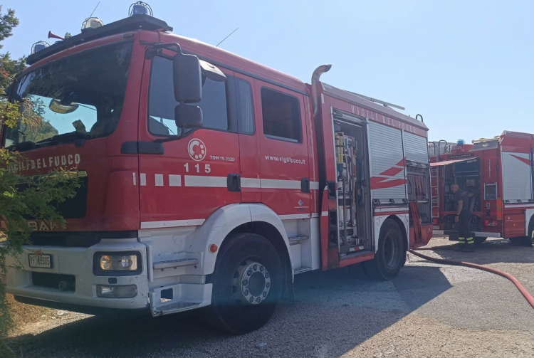 Due camion dei Vigili del Fuoco, un pompiere sul retro. Incendio a Taormina, case evacuate: il sindaco parla di rogo doloso