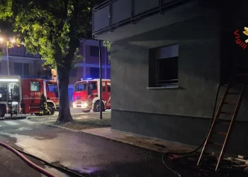 Incendio in un palazzo a Lucca: due morti, tredici feriti
