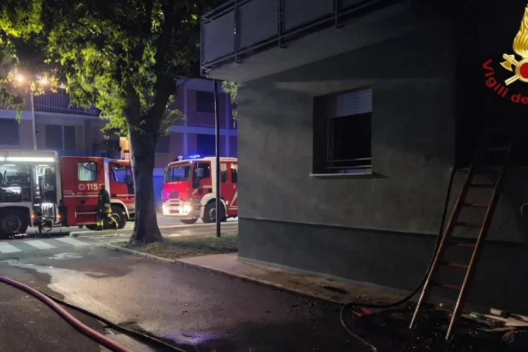 Incendio in un palazzo a Lucca: due morti, tredici feriti