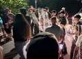 Polizia in tenuta antisommossa blocca manifestanti anti-immigrazione a Portsmouth