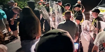 Polizia in tenuta antisommossa blocca manifestanti anti-immigrazione a Portsmouth
