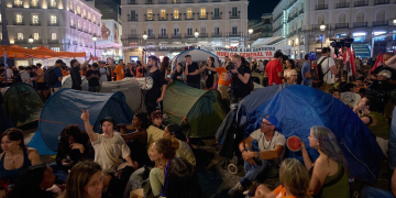 Persone in protesta accampate con tende in una piazza di Madrid. Madrid, i manifestanti si accampano in tenda contro gli sfratti nella piazza principale della città
