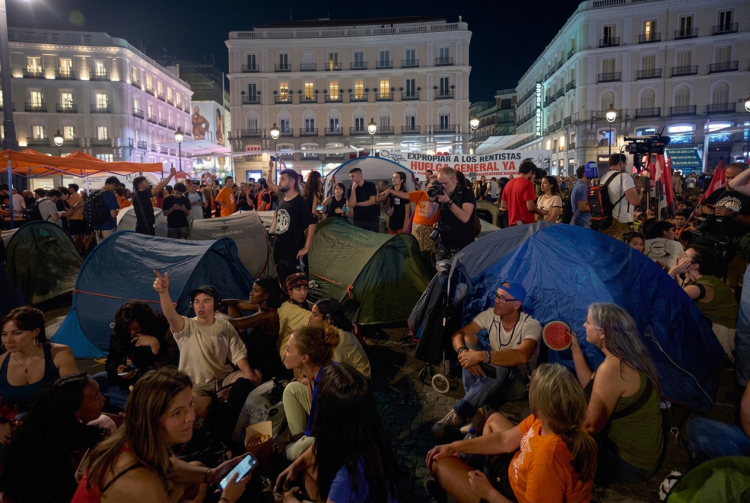 Persone in protesta accampate con tende in una piazza di Madrid. Madrid, i manifestanti si accampano in tenda contro gli sfratti nella piazza principale della città