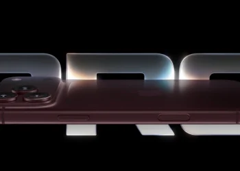 Smartphone iPhone Pro scuro con tripla fotocamera su sfondo nero