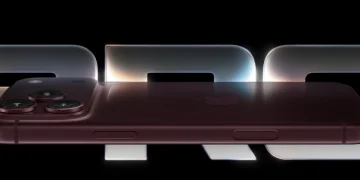 Smartphone iPhone Pro scuro con tripla fotocamera su sfondo nero