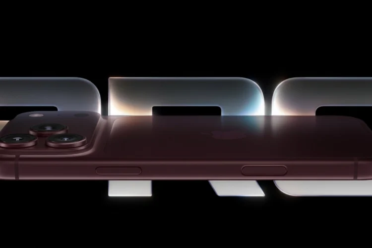 Smartphone iPhone Pro scuro con tripla fotocamera su sfondo nero