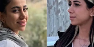 Due giovani donne, gemelle iraniane, una sorride, l'altra di profilo.