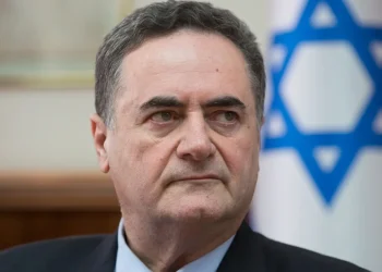 Yisrael Katz, politico israeliano, con bandiera di Israele dietro