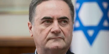 Yisrael Katz, politico israeliano, con bandiera di Israele dietro