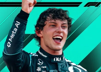 Kimi Antonelli, giovane pilota, celebra la vittoria con il pugno alzato.