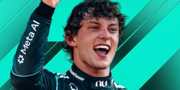 Kimi Antonelli, giovane pilota, celebra la vittoria con il pugno alzato.