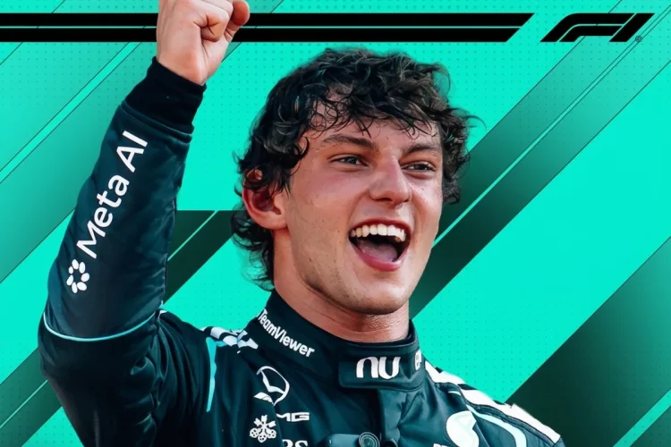 Kimi Antonelli, giovane pilota, celebra la vittoria con il pugno alzato.