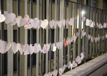 Cuori di carta fatti a mano appesi a una recinzione scolastica, messaggi di supporto. Crans-Montana, i 4 ragazzi feriti tornano a scuola al liceo Virgilio di Milano
