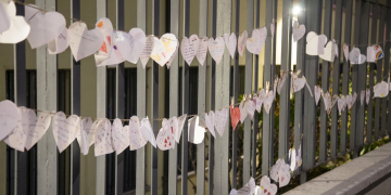 Cuori di carta fatti a mano appesi a una recinzione scolastica, messaggi di supporto. Crans-Montana, i 4 ragazzi feriti tornano a scuola al liceo Virgilio di Milano