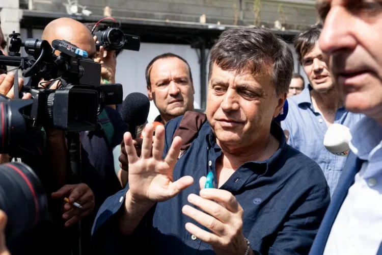 Valter Lavitola circondato da giornalisti e telecamere durante un riesame.