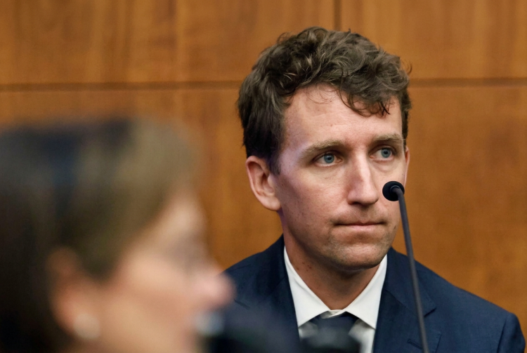 Uomo in completo scuro osserva attentamente in aula di tribunale. L'ex marito di Lindsay Clancy: "L'ho perdonata per aver ucciso i nostri figli"