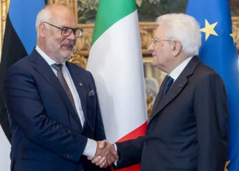 Sergio Mattarella e Alar Karis si stringono la mano