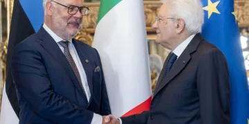 Sergio Mattarella e Alar Karis si stringono la mano