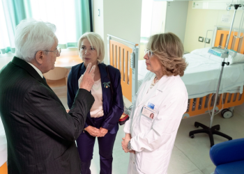 L'appello di Mattarella: "Più prevenzione contro la violenza sulle donne, anche a scuola"
