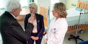 L'appello di Mattarella: "Più prevenzione contro la violenza sulle donne, anche a scuola"
