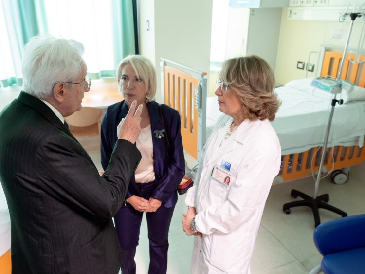 L'appello di Mattarella: "Più prevenzione contro la violenza sulle donne, anche a scuola"