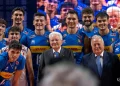 Mattarella posa con la squadra italiana di pallavolo maschile in maglia azzurra.
