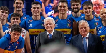 Mattarella posa con la squadra italiana di pallavolo maschile in maglia azzurra.