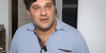 Mauro Marin con maglietta polo azzurra guarda in camera