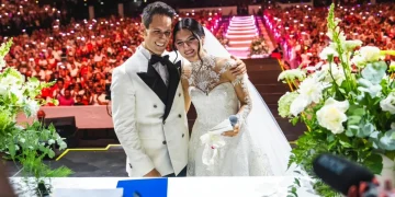 Luì e Sofì di Me contro Te, vestiti da sposi, sorridono sul palco.