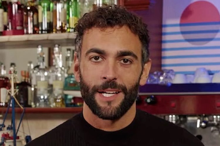 Mengoni rivoluziona il concerto: a Milano 26 serate intime senza cellulari e con scalette uniche