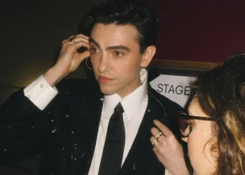 Michele Bravi, abito nero scintillante, backstage, pronto per esibizione.
