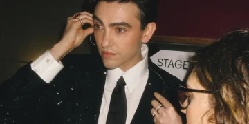 Michele Bravi, abito nero scintillante, backstage, pronto per esibizione.