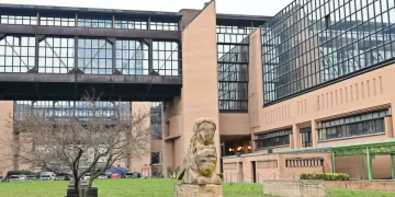 Esterno Palazzo di Giustizia di Torino con scultura sul prato