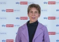 Elena Pero sorride con giacca viola davanti al logo Sky Sport.
