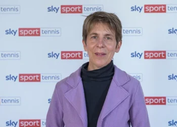 Elena Pero sorride con giacca viola davanti al logo Sky Sport.
